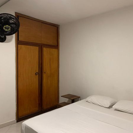 La Familia Hostel - Manila Medellín Esterno foto