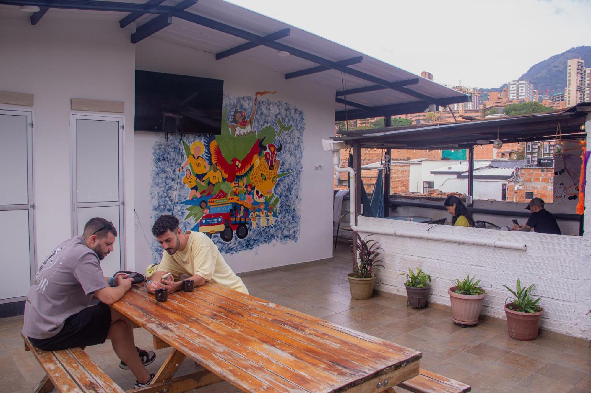 La Familia Hostel - Manila Medellín Esterno foto