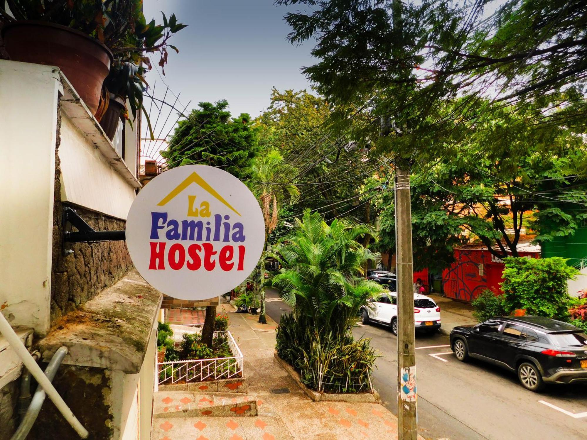La Familia Hostel - Manila Medellín Esterno foto
