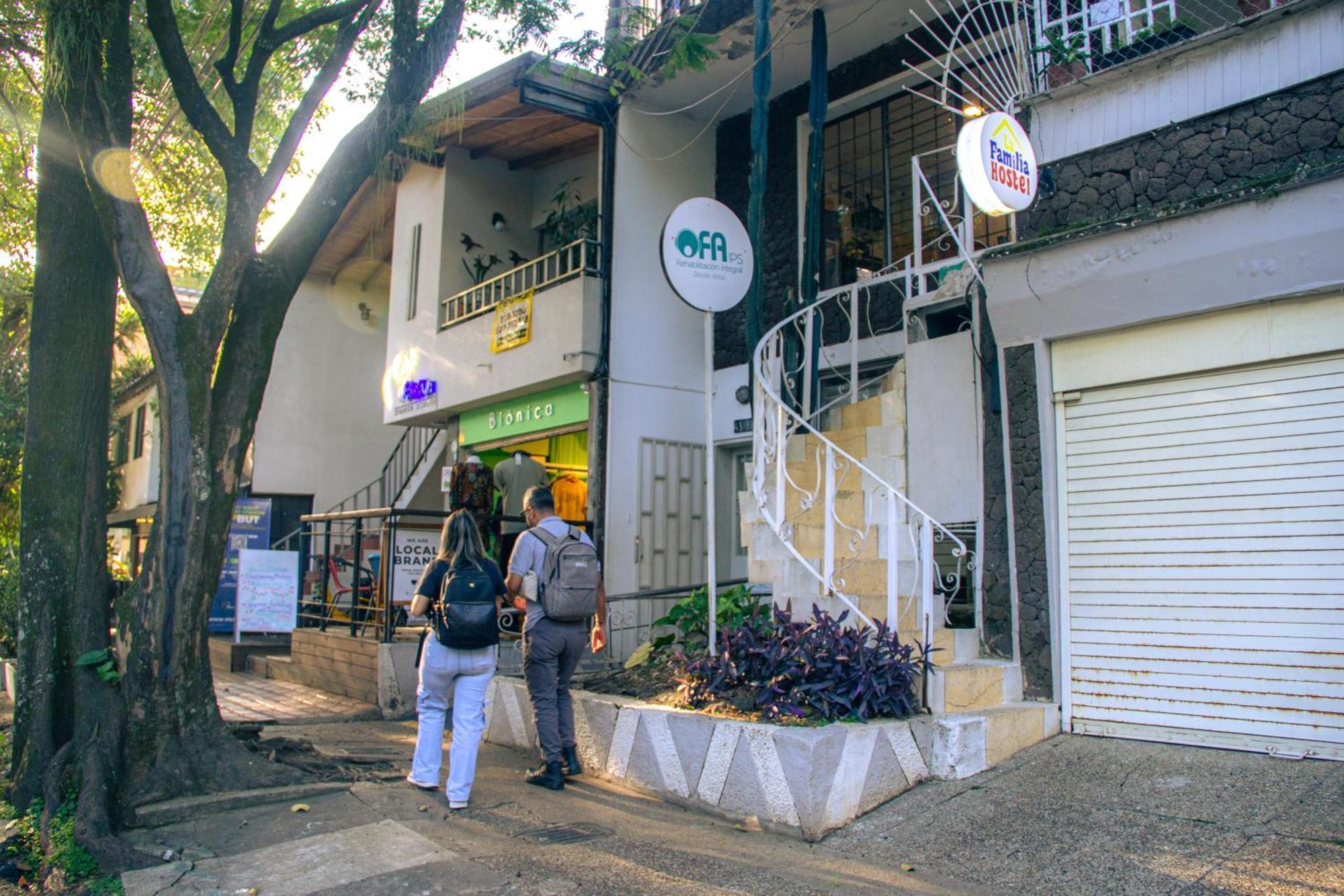 La Familia Hostel - Manila Medellín Esterno foto